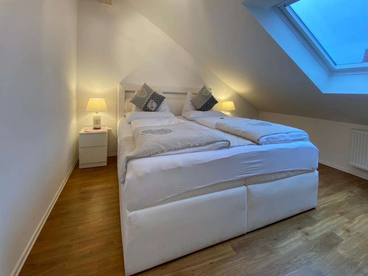 4 Zimmer Apartment, 125 Qm, Ruhig Und Zentrumsnah, Max 5 Pers, Dachterasse, Garage, 1000 Mbit Böblingen Dış mekan fotoğraf