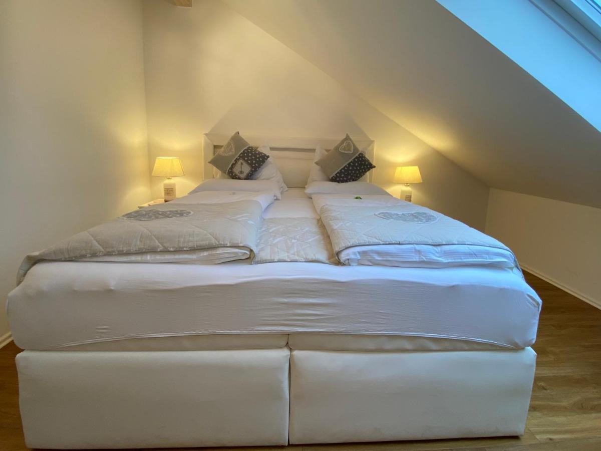 4 Zimmer Apartment, 125 Qm, Ruhig Und Zentrumsnah, Max 5 Pers, Dachterasse, Garage, 1000 Mbit Böblingen Dış mekan fotoğraf